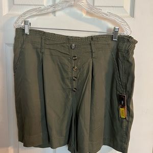 NWT High rise midi length olive pull on shorts